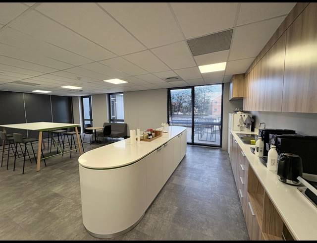1,332M² OFFICE TO LET IN VORNA VALLEY
